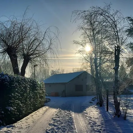 Rustig Gelegen Kapeki Met Tuin Aan Het Water Geel